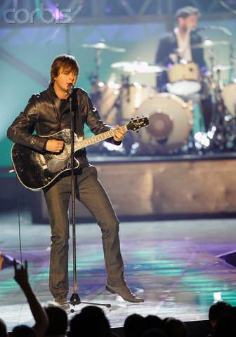 Tom met gitaar ( en een sexy leerenjas )