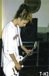 tom die gitaar sit te spelen