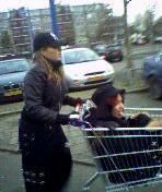 wiieeh ik in winkelkarretje xD