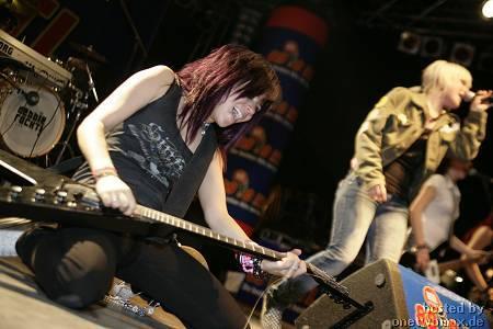 Denisee aan het gitaar spelen