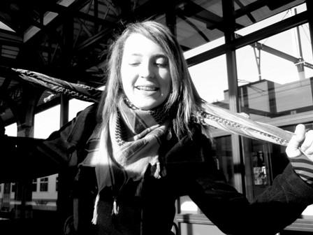 Laura :D Laura aait graag dode katten die aan de kant van de weg liggen.. xD