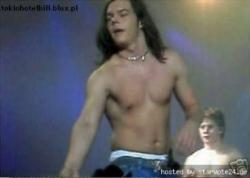 wij willen die bassist!!!!!!!!!