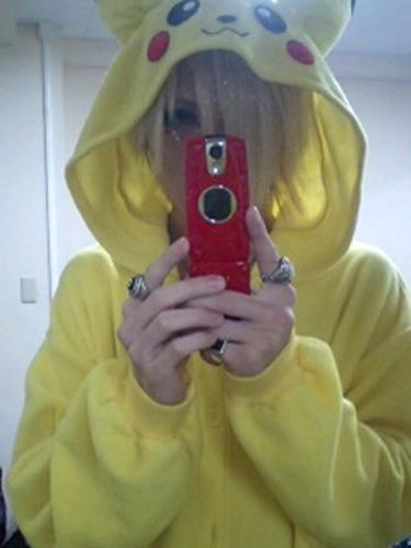 Ruki in een Pikachu truitje<33