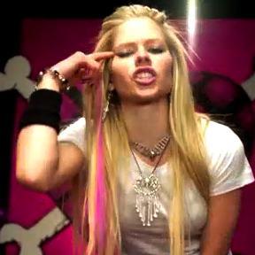 Avril Lavigne heeft WEL oorbellen! :)