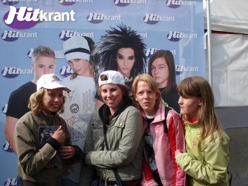 v.l.n.r: mijn zusje, ikke, eline en anouk. bij levensgrote poppen van Tokio Hotel op 14 juni!!!!!!!!