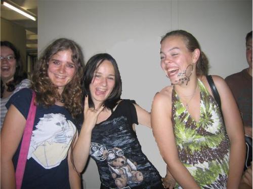 Ik op school ^^ met amanda !!!!(links) en marloes (rechts)