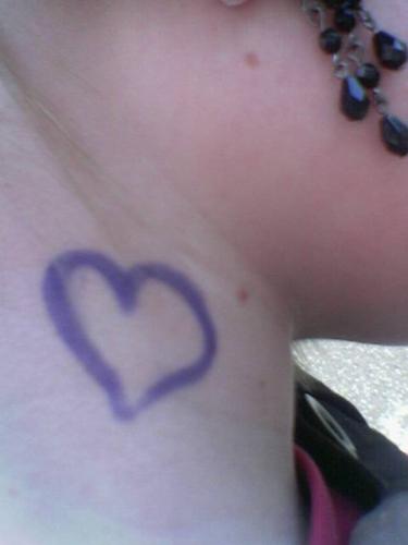 Het hartje in mijn nek, om Bill te steunen toen hij stemproblemen had. (stond in de Joepie remember)