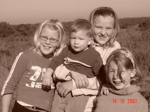 Op de foto met mijn zusjes en broertje