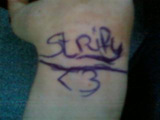 tsja een fan schrijft soms een naam op d'r pols h� (A)