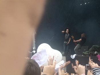 Zie je hem kijken? :D en en en zie je zijn hand liggen? <3