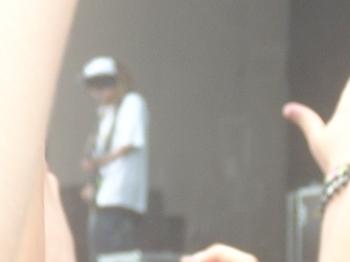 en een wazige Tom (a)