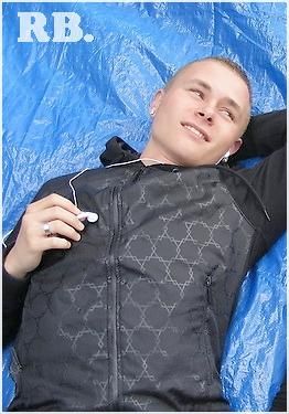 omdat hij als een broer voor mij is. <33 