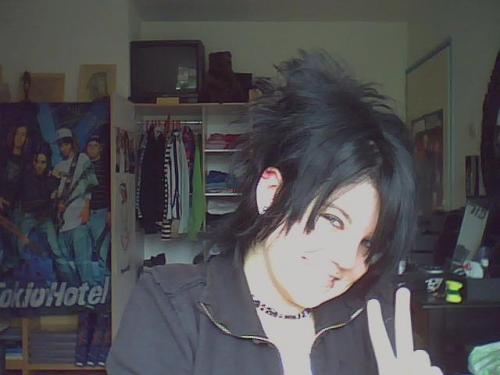 EstherDeStfzuiger =D Andere Bandmaatje ( ook van de band zonder bassist! Wie kan bas spelen ? )