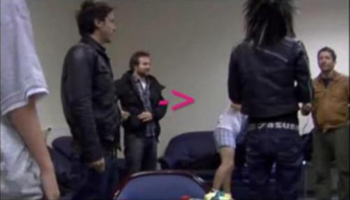 =O als je goed kijkt zie je gustav in zijn ondergoed =O