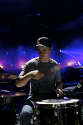 gustav aan het drummen