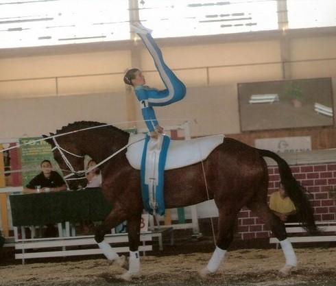 Carola doet achterwaarts flanken op Prix