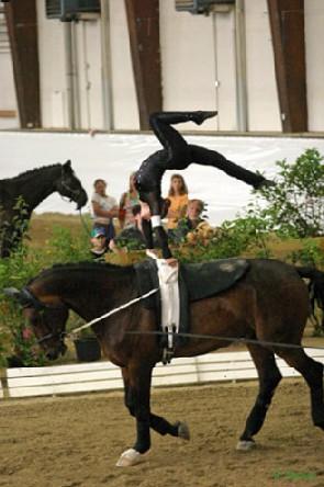 Sylvie Barwig maakt handstand