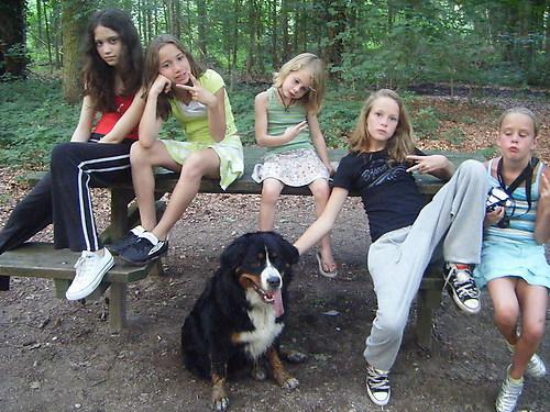 ME MY SISTER AND AMY,KALYEE AND ESMEE MET DE HOND P.S. WIE MIJ KAN  VINDEN IS GOED IN RADEN