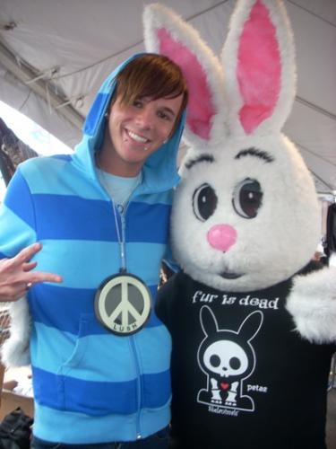 omdat die bunny geiwl is^^en matthew lush ook