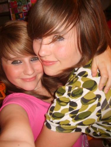 Lisa, je betekent veel voor me <3.   [Zij is links en ik de andere links :')]