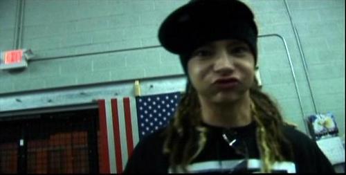 Tom: broemmmm broemmm!!!!!  [/k geloof dat hij zijn auto naa doet -.-' xD]