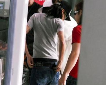 ja die broek zakt af al je geen kont hebt