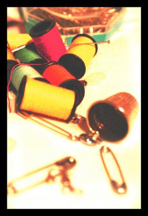 Klosjes garen en veiligheidsspelden. Ik hou van naai-les. :]