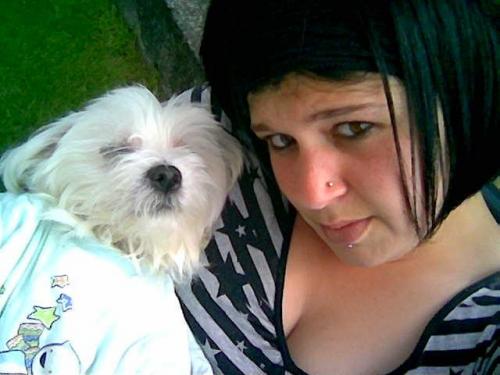 ik en mijn hondje (hij et e pyamatruitje aan)