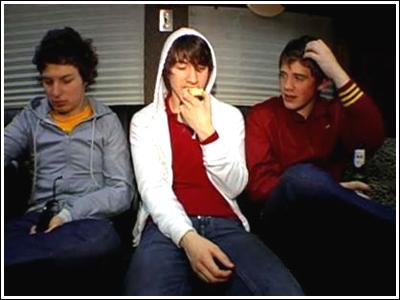 Matt Helders, Jamie Cook & Alex Turner (die een Appelverslaving heeft) <3