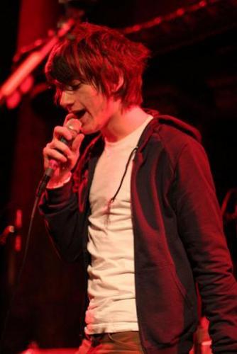 Een h��l mooie foto van een h��l mooie Alex Turner. <3