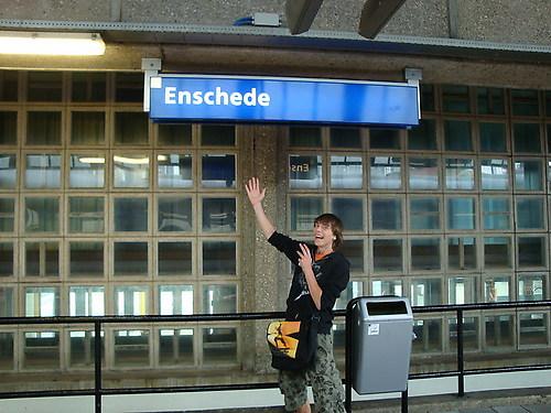 Joen&Eef waren in ENSCHEDE. en joen moest op foto omdat eef dat wilde.