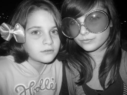 Ik -metdezonnebril- en mn zusje.