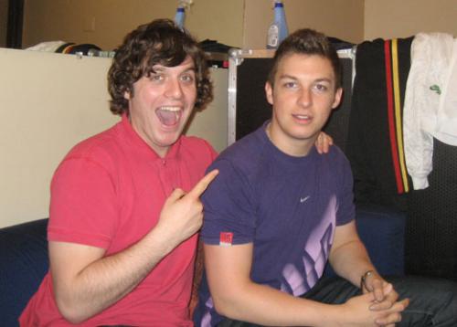Matt Helders & Nick O'Malley. F*ck, Matt ziet er zooo mooi uit! x) [En Nick zijn face is hilarious!]