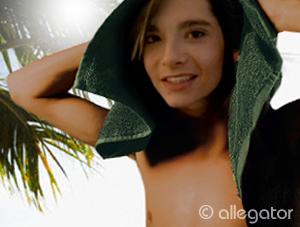 kwam hij net uit het zwembad (A) (ik weet het deze en de volgende zijn bewerkt maar LAAT ME DROMEN!!)