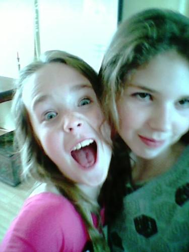 Emma [links] en haar bff Lieke [rechts]