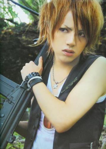 Shou with a gun (watch out Tora!) (Nao-Nerd knows what i mean)