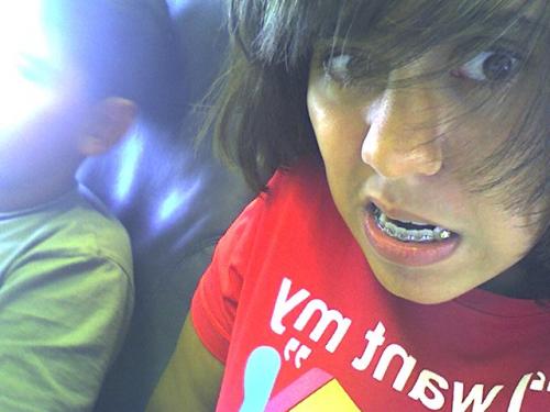 In een vliegtuig heel hoog in de lucht.