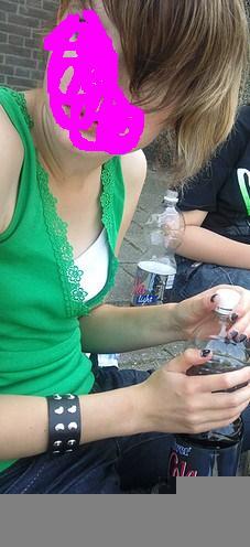 oude foto toen ik mijn haar zwart met paars had =3 maardaar had ik een staartje ^^