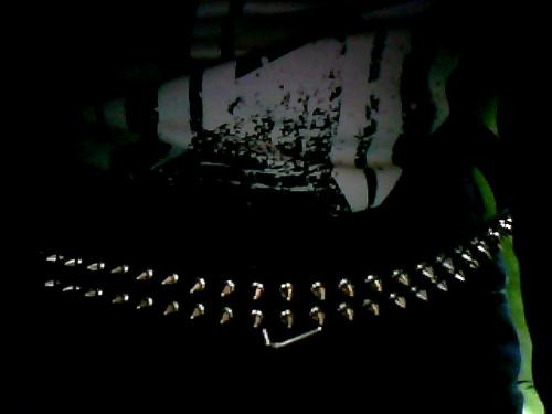 dit ben ik (aa) mooi he (aa) mwuahhaa (duivel) dit is dus mn uberhippe Silverstein t-shirt met daaronder m'n riem die ik gister heb gekocht bij de Gothic/Fantasybeurs (aa)