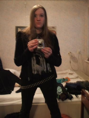 ok�, dit ben ik dus x'D ik weet dat ik er raar/vaag/gek/niet goed/niet mezelf op sta, ik heb gwn ff mn dag niet ofzow x'D maar ja dit ben ik dus, met mn Silverstein t-shirt + riem die ik gister heb gekocht (met spikes ;D) ps. dit is niet mijn kamer ofzow 