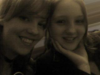 mn vriendin en ik, ik ben de niet blonde:D