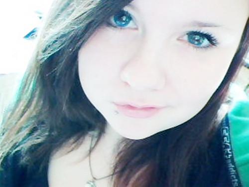 omnomnom met kleurlenzen en piercing, yes it is real