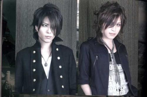 Because ZERO(the right) is zoow cute �