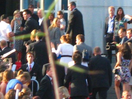 Die kerel naast Ahsley Greene is Xavier Samuel