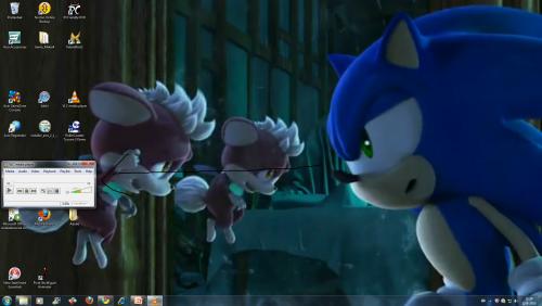 Hij vind het te mooi XD dus hij staart liever naar de VCL media player XD