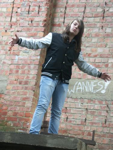 Steff in een verlaten gebouw ^^