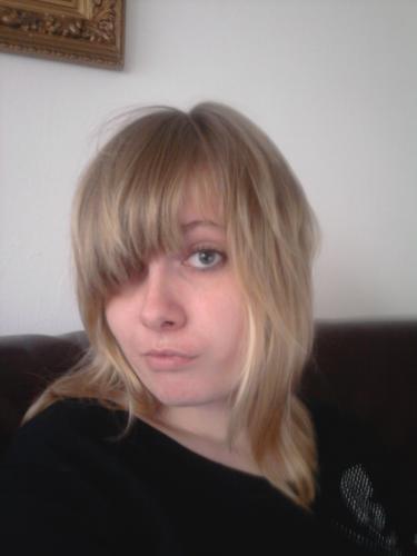 thats me whit short hair XD  it is time fore a new pica   jha i know verry slacht engels
