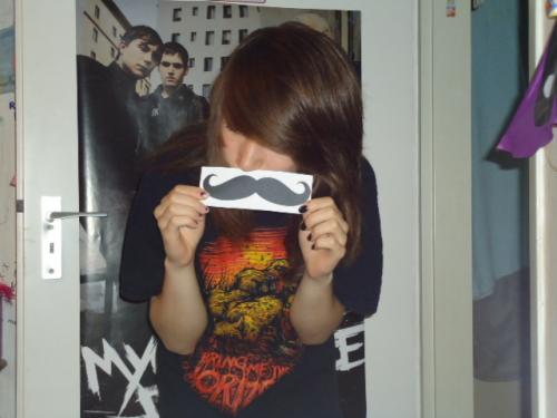 oh kijk mn snor is scheef :"D