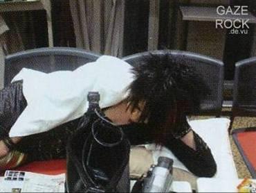 Ruki op een tafel o3o