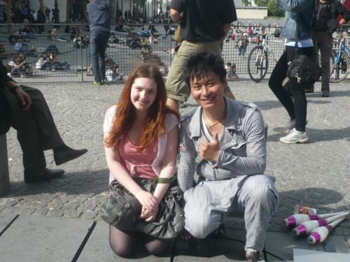 Ik en Momochi (Japanse straatartiest. Hij liep de hele tijd te lachen en was super blij. Ik heb nog een tijdje met hem gepraat)